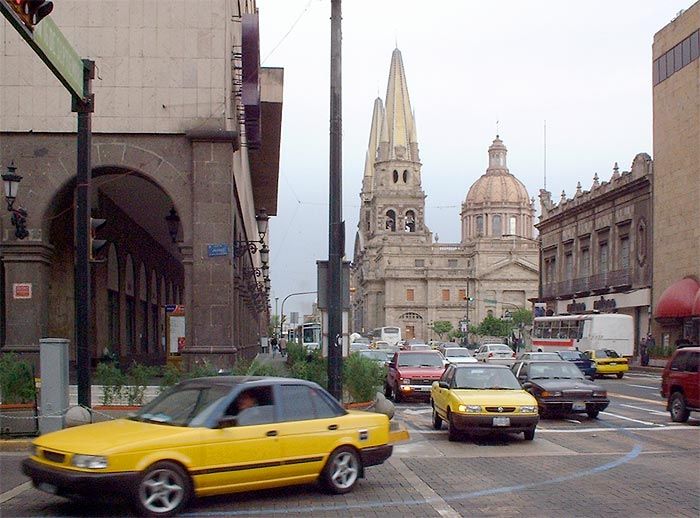 ¿Cuánto cuesta la multa por usar el teléfono al manejar? - taxis-la_jornada_jalisco2