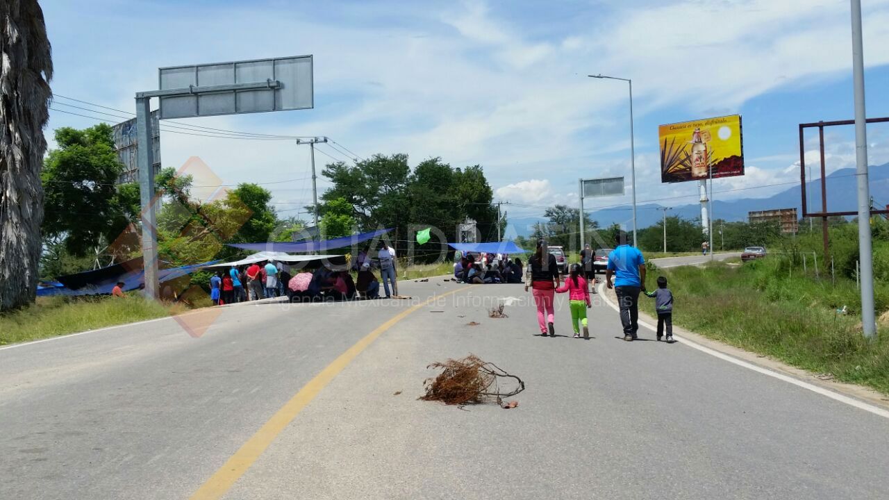 Maestros Bloquean 21 Puntos Carreteros En Oaxaca