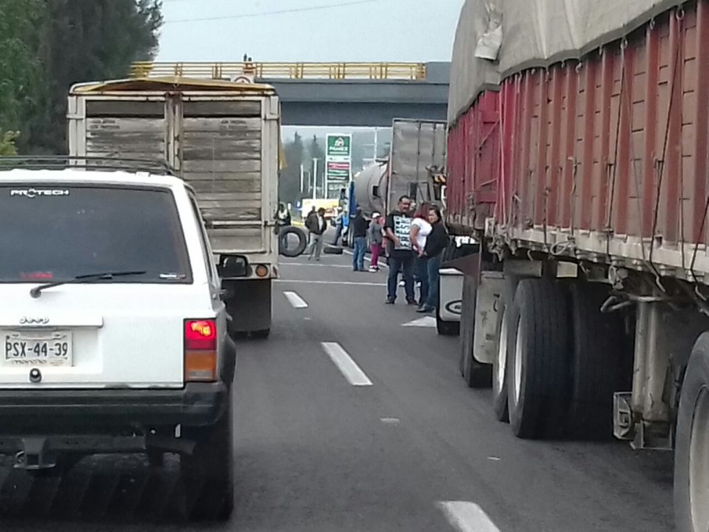 CNTE bloquea la Morelia-Pátzcuaro y secuestra 15 camiones - cnte-bloqueo-1024x768