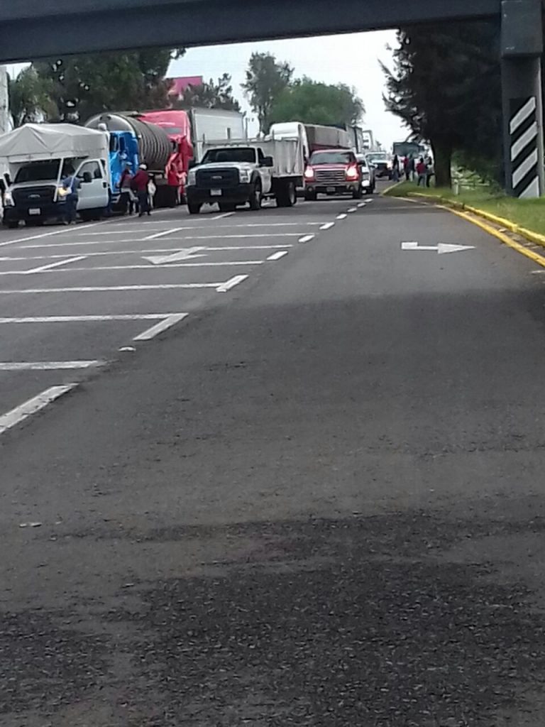 CNTE bloquea la Morelia-Pátzcuaro y secuestra 15 camiones - cnte-bloqueo-2-768x1024