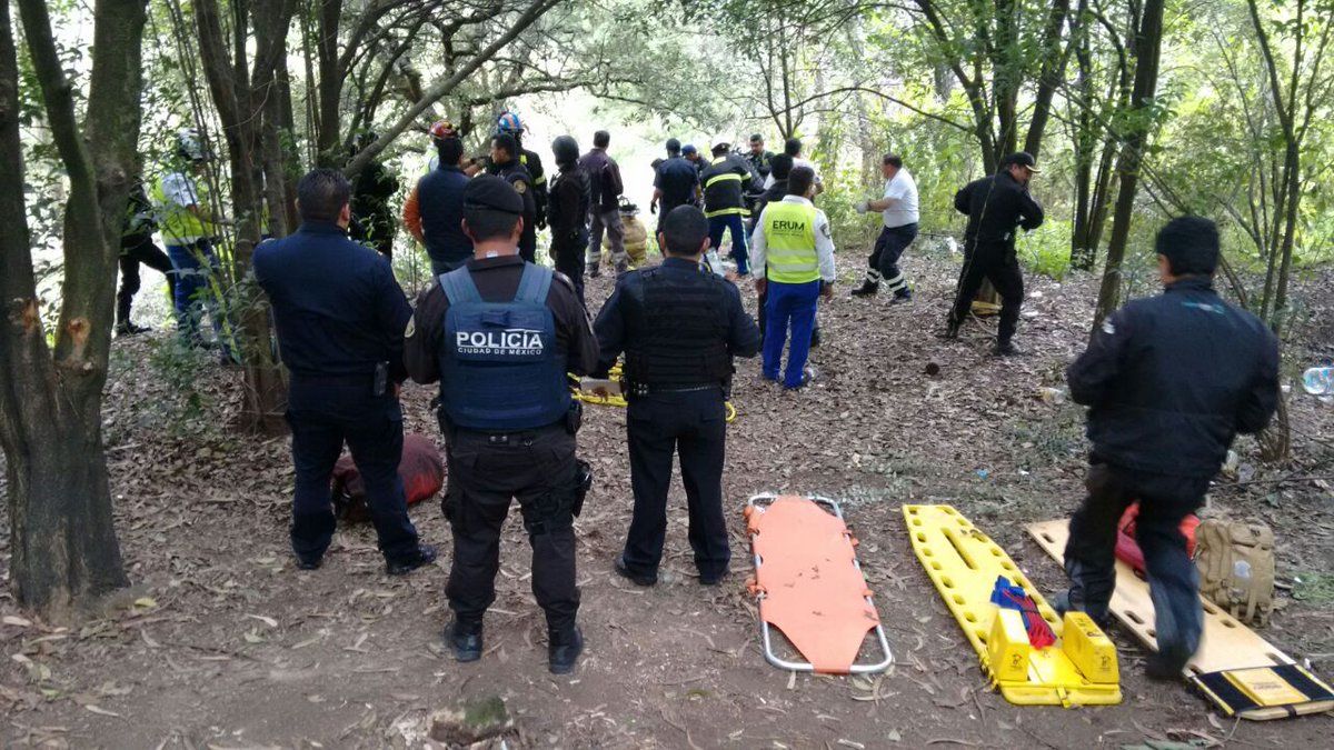 Rescatan a jóvenes que cayeron a barranco en Chapultepec - Barranca-Chapultepec-3
