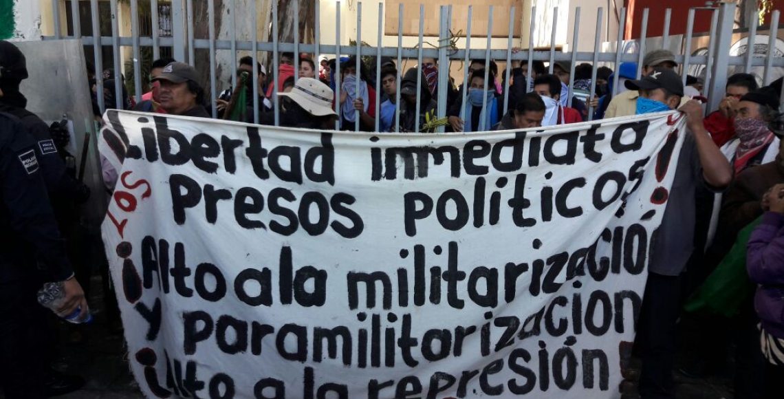 Video: estudiantes de medicina chocan contra paristas en Michoacán - estudiantes-3