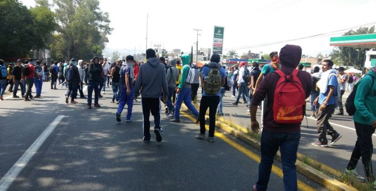 Detienen a 50 normalistas durante bloqueo en Michoacán - normalistas-2.5