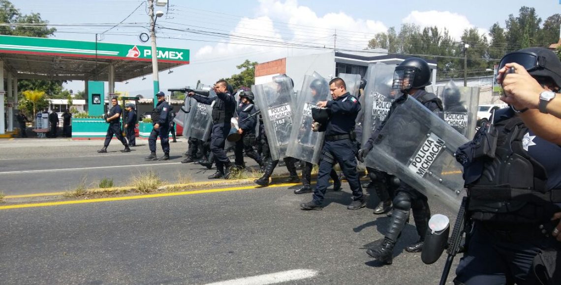 Detienen a 50 normalistas durante bloqueo en Michoacán - normalistas2-1-1140x580