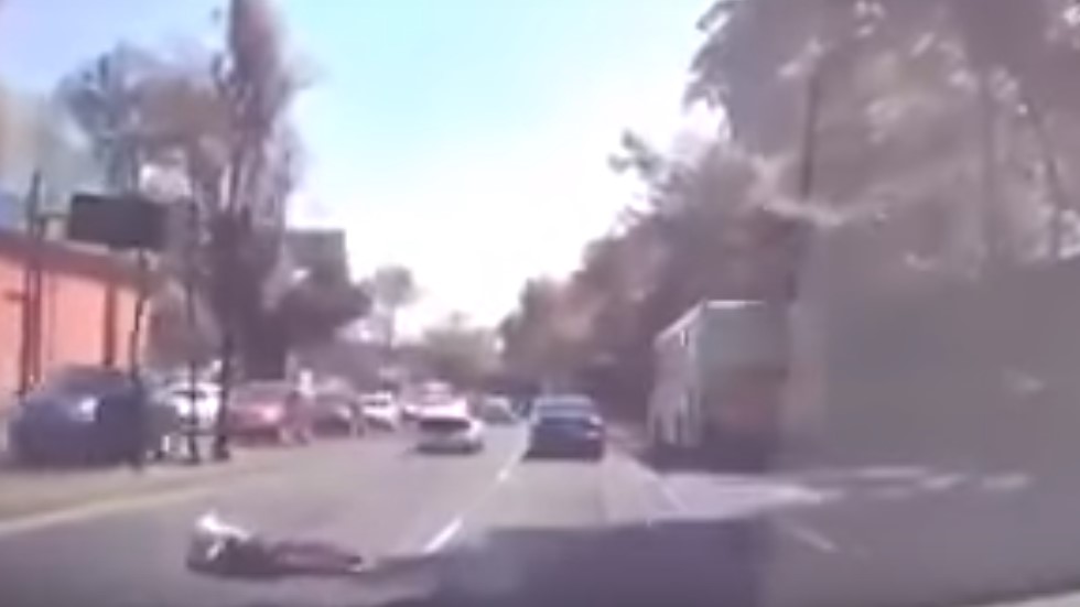 Video Hombre Escapa De Cajuela De Auto En Movimiento Sobre Constituyentes