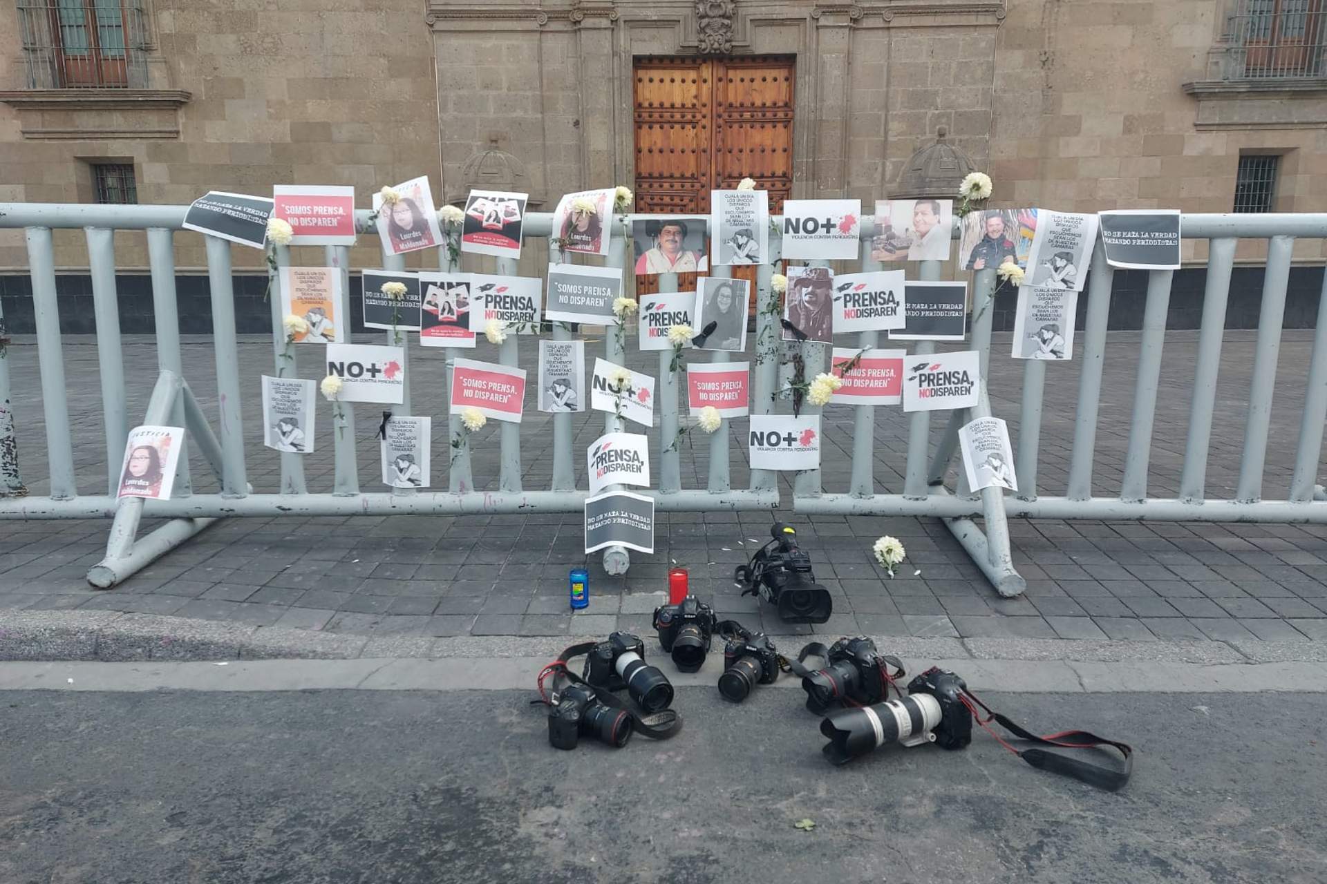 Protestan periodistas frente a Palacio Nacional por crímenes contra colegas