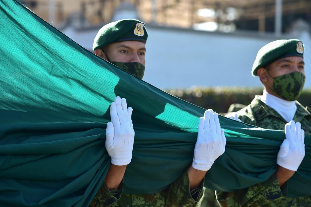 México celebra el Día de la Bandera apelando al cambio social