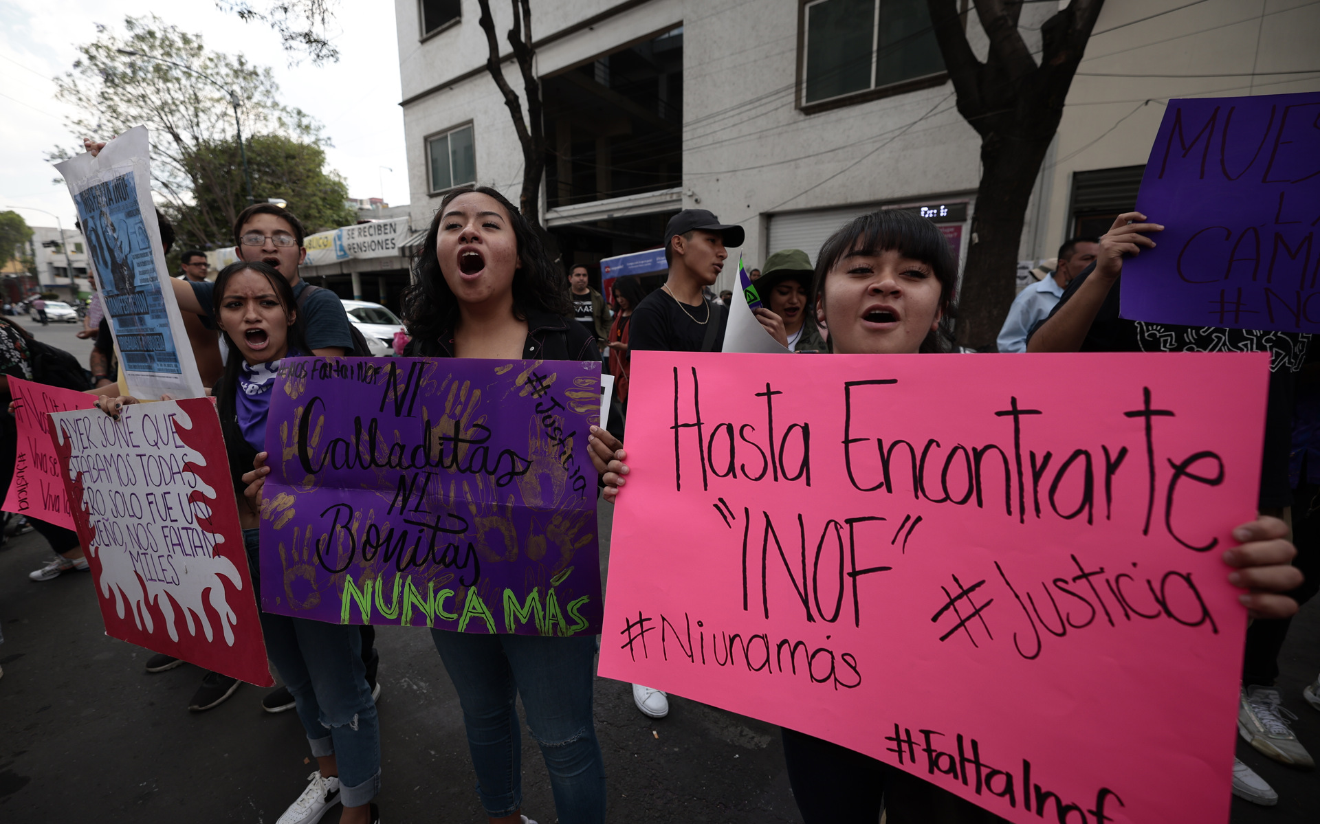 Protestan frente a la Fiscalía de la CDMX por la desaparición de Inof