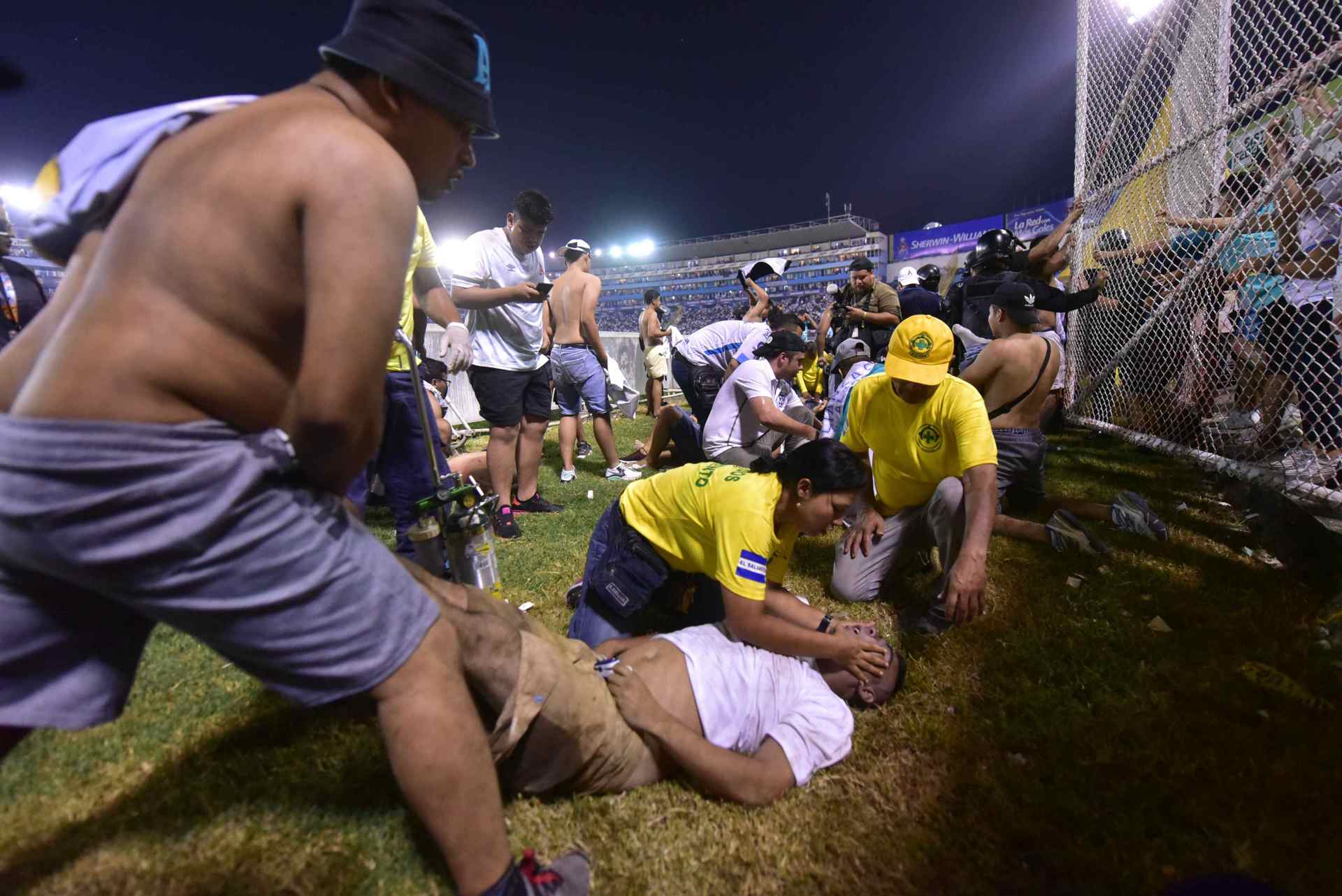 Señalan sobreventa de entradas y boletos falsos en tragedia en estadio