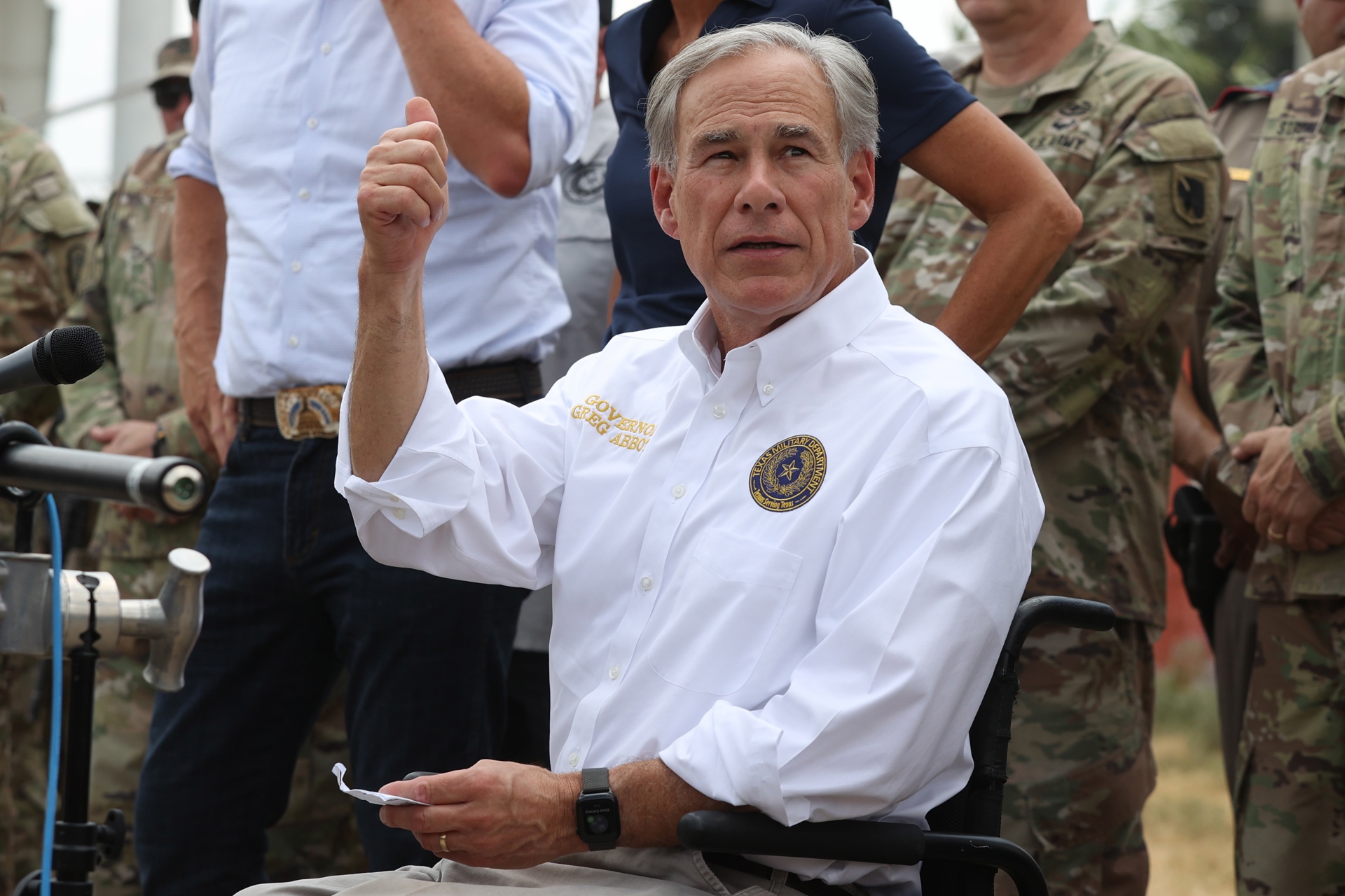 Greg Abbott firma ley que permite a policías en Texas detener y