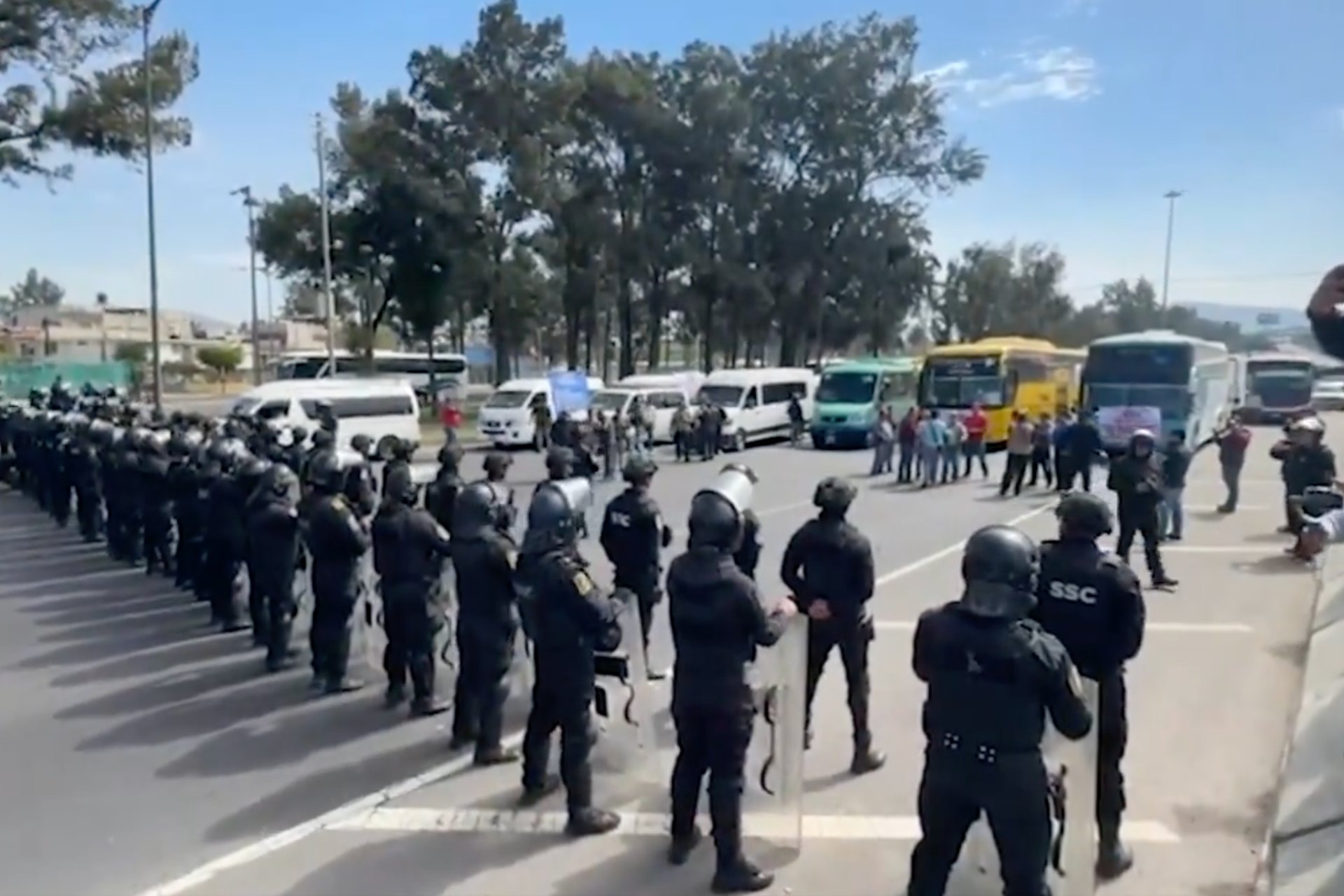 Policías de la CDMX impiden el paso a transportistas en Iztapalapa