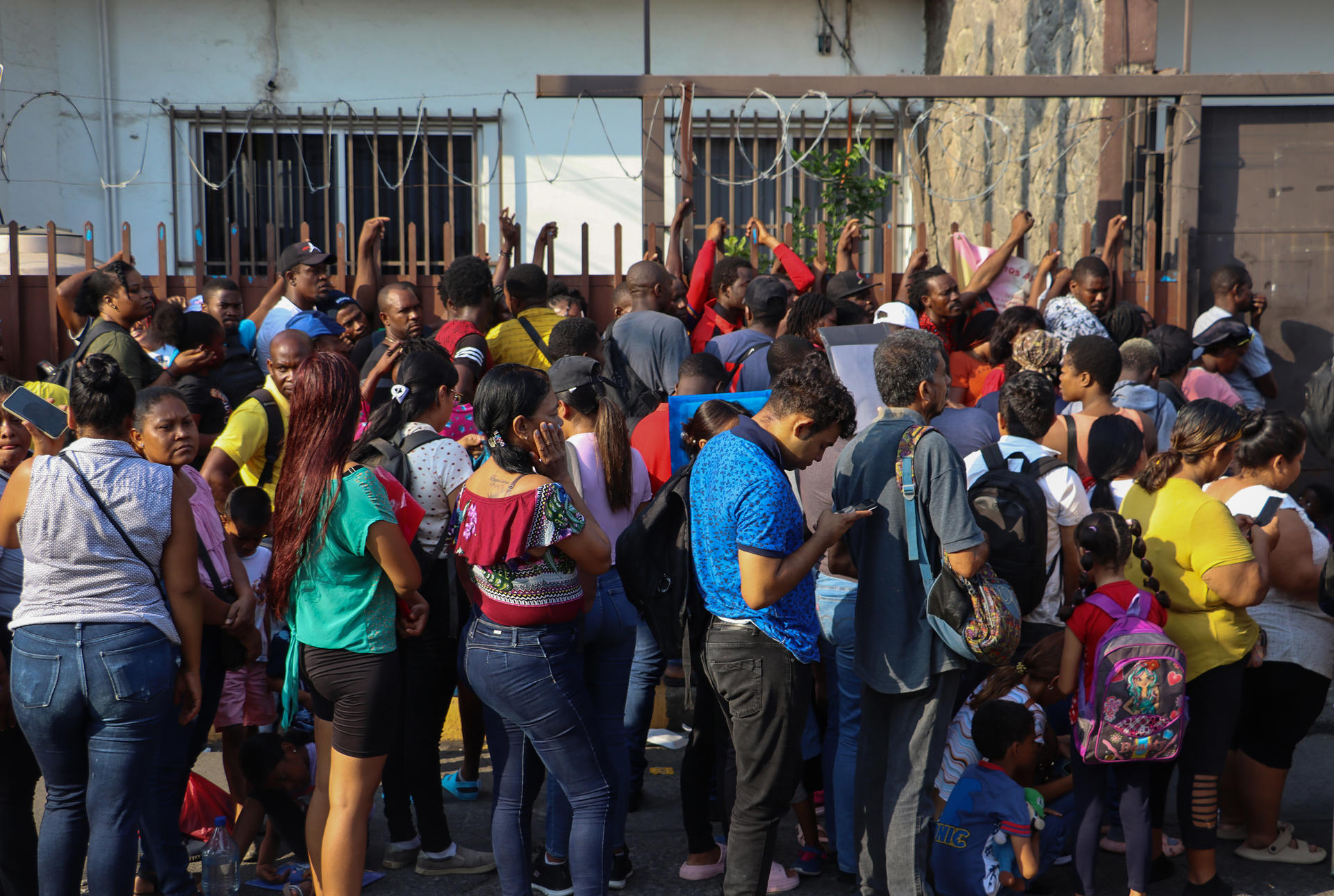 Miles De Migrantes Saturan Oficina De La Comar En Tapachula Para