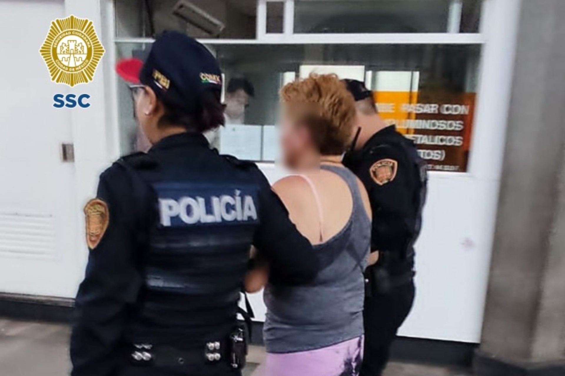 Policías evitan que mujer atentara contra su vida en el Metro Merced