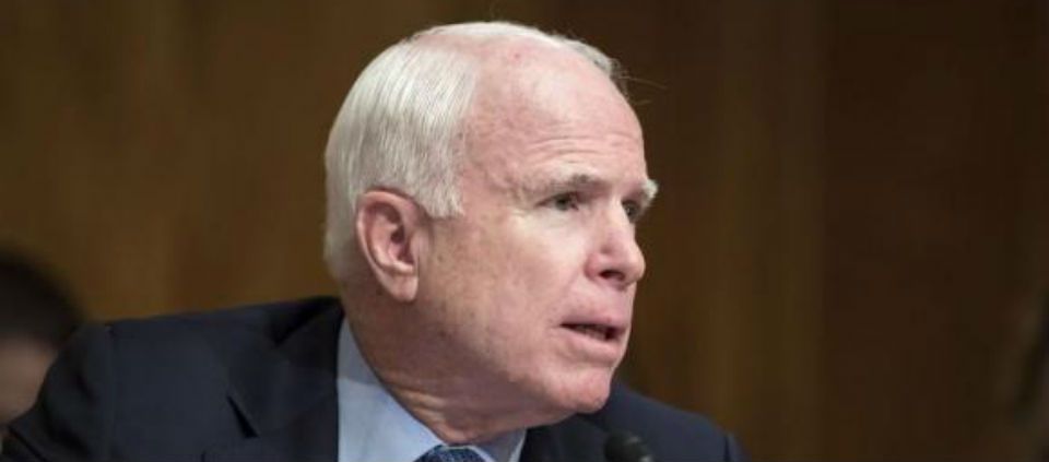 Pide McCain aumentar ataques aéreos en Irak y Siria