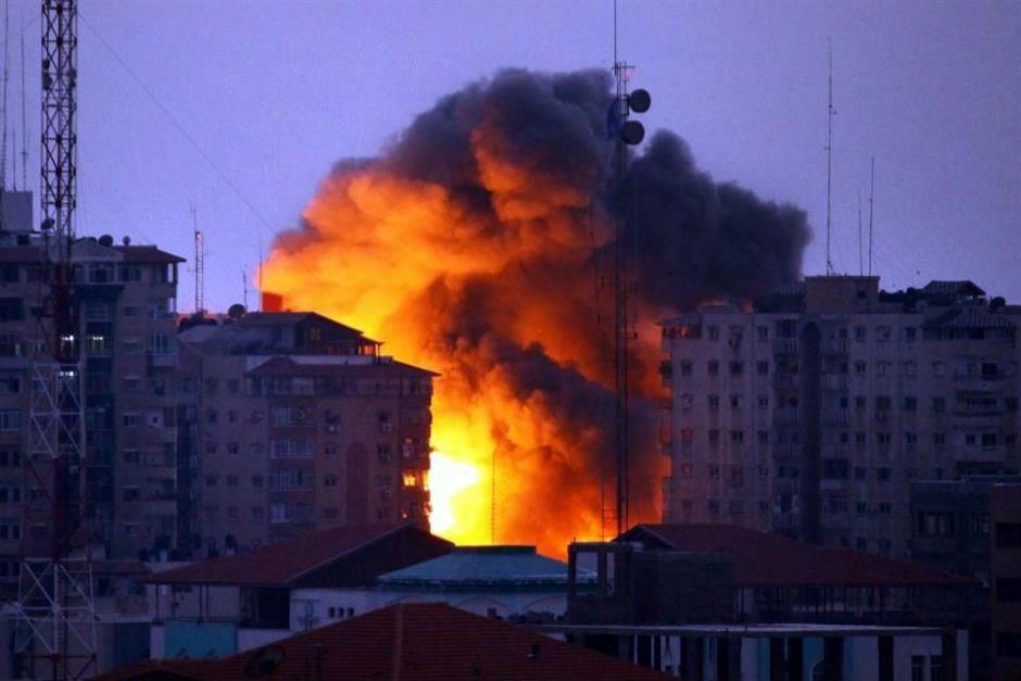 Misil israelí destruye edificio de 12 pisos en Gaza