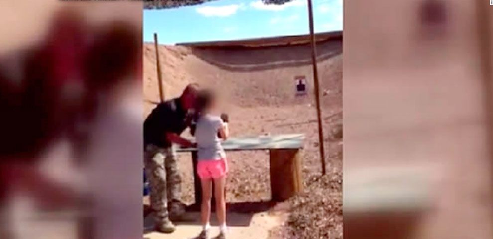 Muerte de instructor por niña reaviva debate sobre uso de armas de fuego en EUA