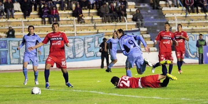 Acuchillan a árbitro tras un partido en Bolivia Acuchillan a árbitro tras un partido en Bolivia