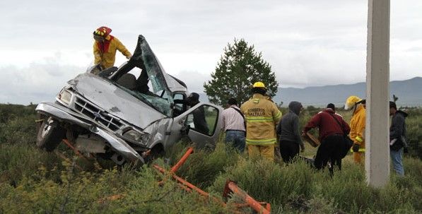 Dos muertos por volcadura en carretera de Coahuila