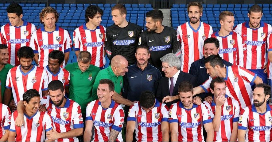 Sale Raúl Jiménez en foto oficial del Atlético de Madrid