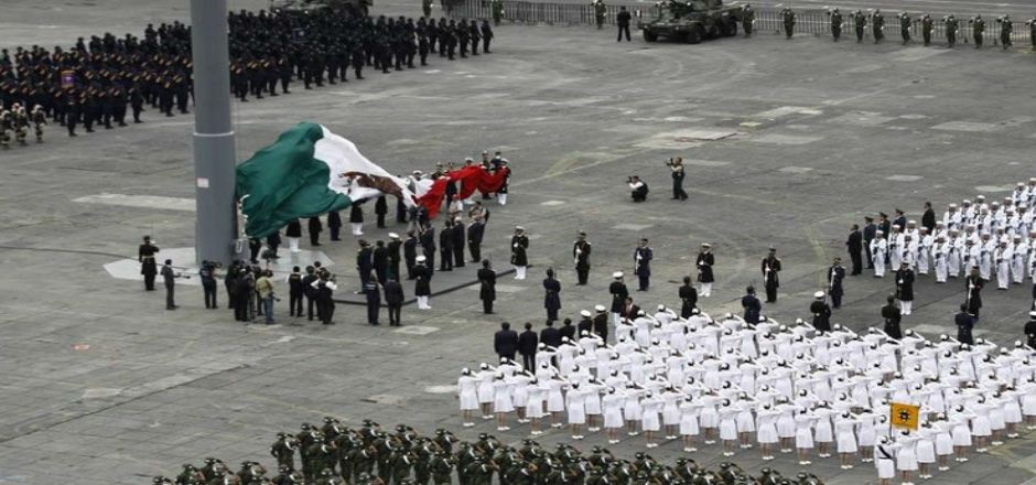 Cae bandera en Desfile Militar Cae bandera en Desfile Militar