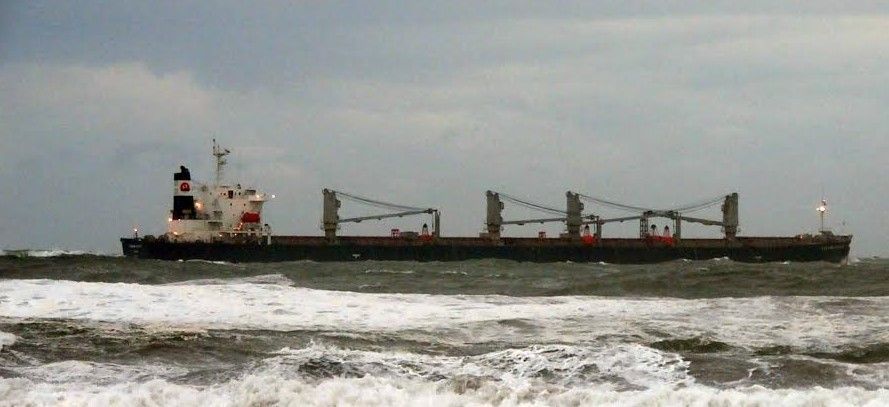 Encalla barco de bandera china en Lázaro Cárdenas por ‘Polo’