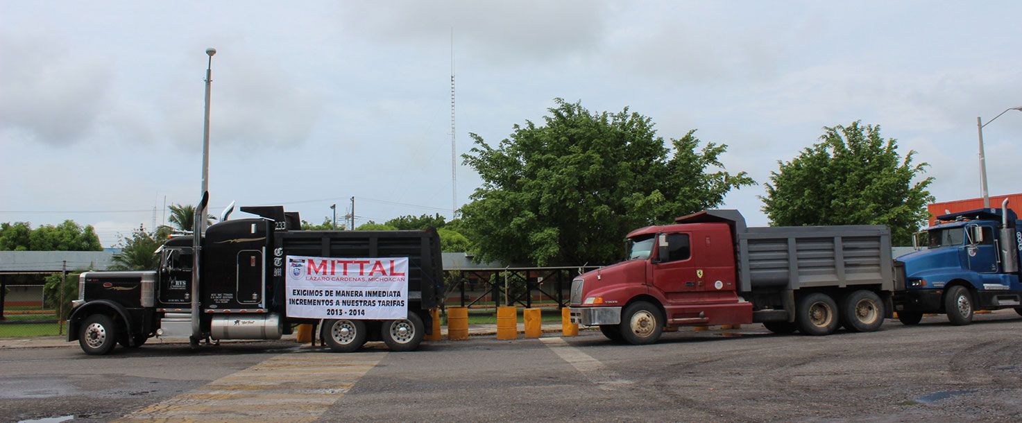 Bloquean transportistas las minas de Arcelor en Michoacán
