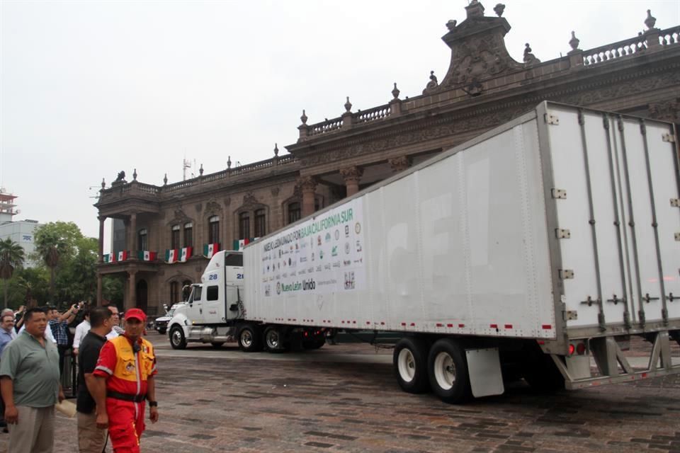 Sale de Nuevo León primer cargamento de ayuda para BCS Sale de Nuevo León primer cargamento de ayuda para BCS