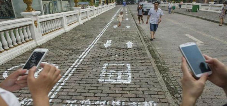 China implementa carril peatonal para el uso del celular China implementa carril peatonal para el uso del celular