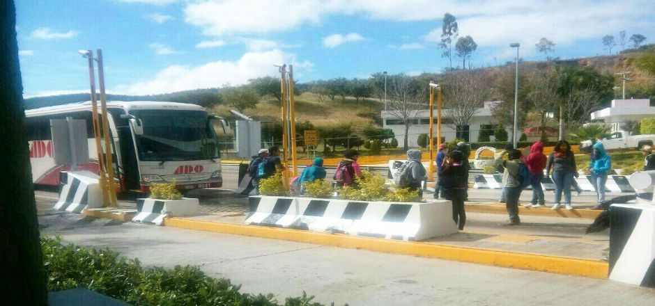 Normalistas de Oaxaca retienen camiones y toman la caseta Normalistas de Oaxaca retienen camiones y toman la caseta