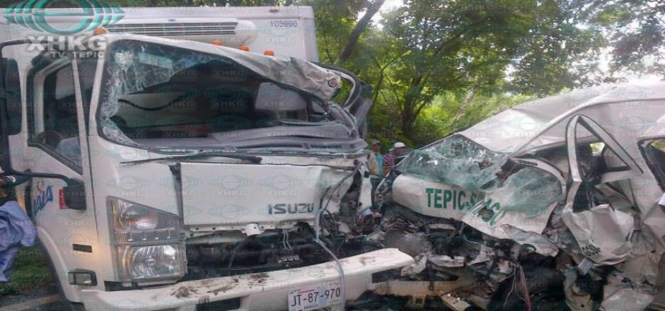 Tres muertos y 10 heridos por choque en Nayarit