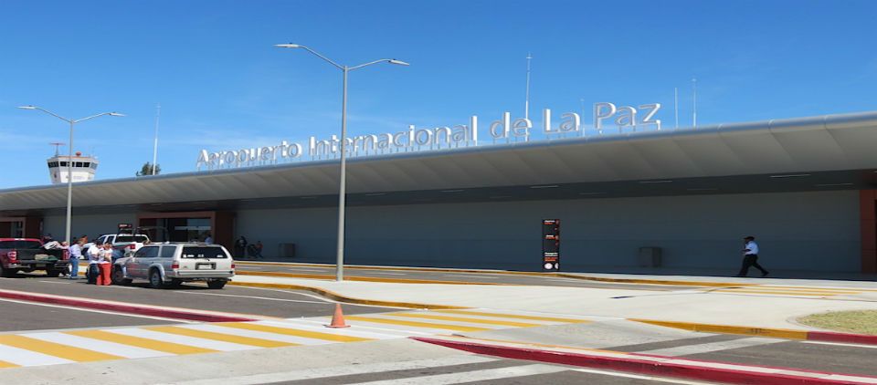 Cierran aeropuerto y carretera de La Paz Cierran aeropuerto y carretera de La Paz