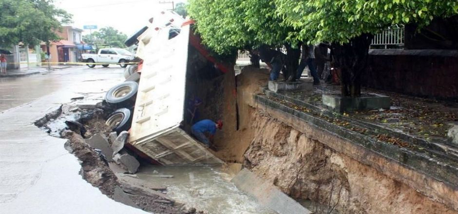 Se abre socavón y cae un camión