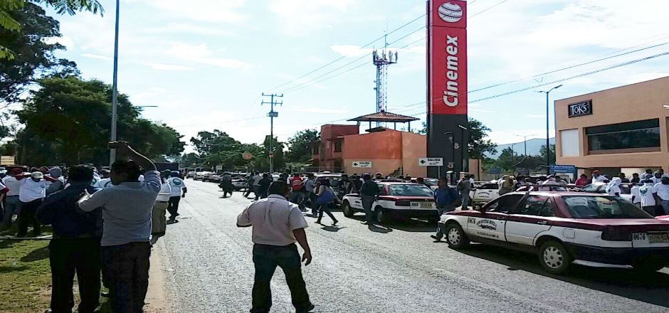 Taxistas de Oaxaca bloquean carretera federal frente a plaza comercial