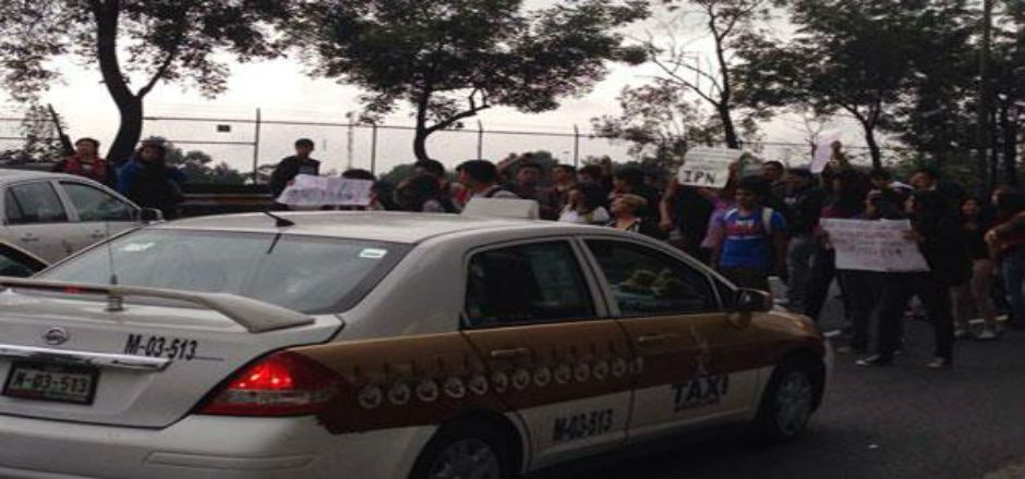 Alumnos del IPN liberan Constituyentes y Periférico