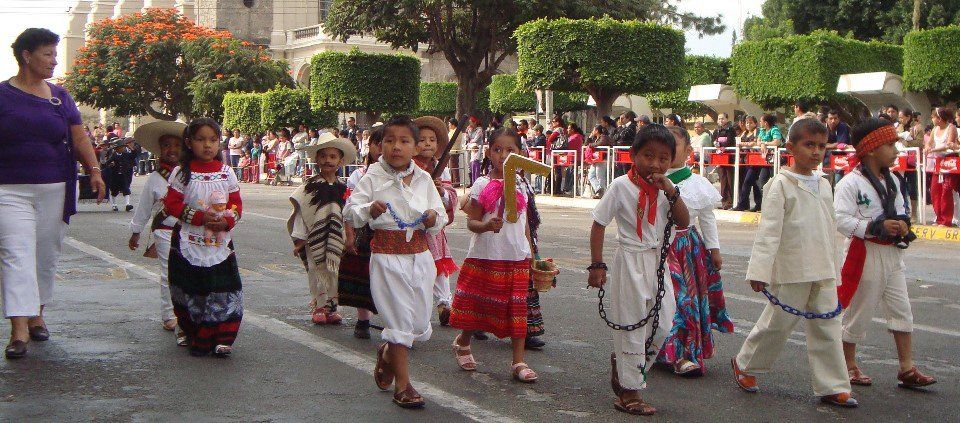 Arrolla conductor a 20 menores en desfile de Edomex Arrolla conductor a 20 menores en desfile de Edomex