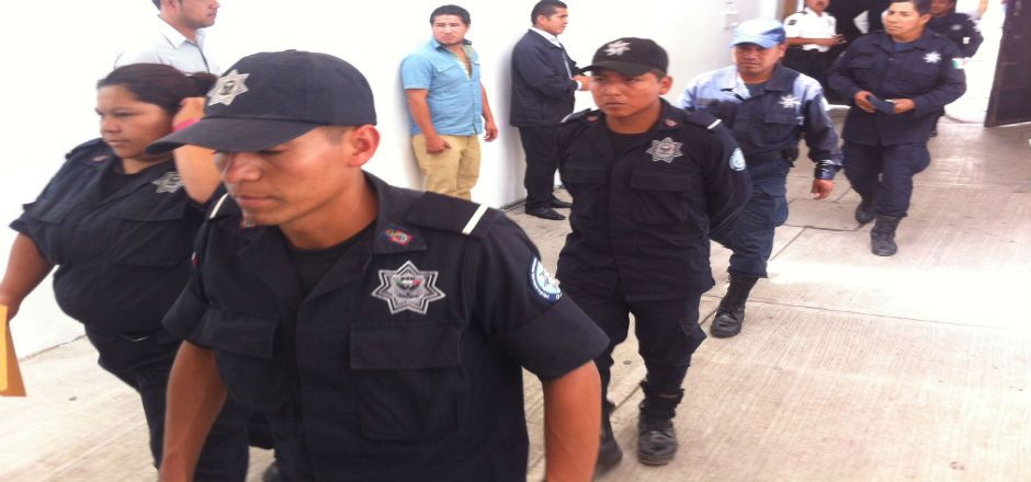 Dialogan policías en paro con el gobernador de Oaxaca