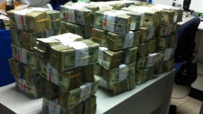 Detienen a 2 por llevar 4 mdd en neumático Detienen a 2 por llevar 4 mdd en neumático