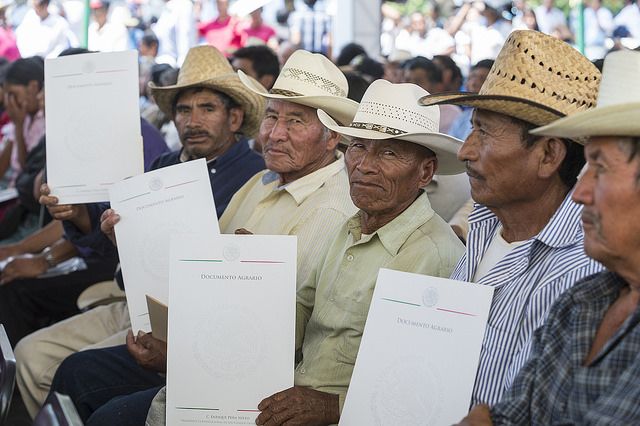 Campesinos de Oaxaca reciben títulos de propiedad y certificados