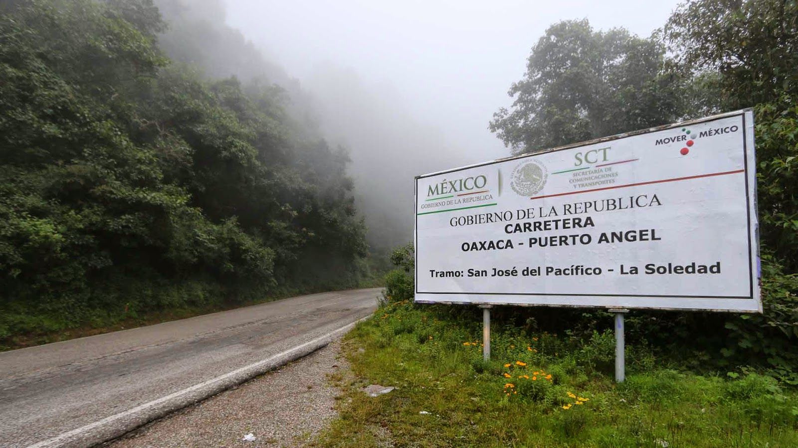 Bloquean carretera que conduce a la Costa de Oaxaca