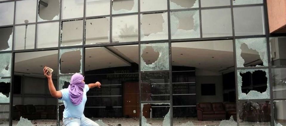 Estudiantes exigen renuncia de gobernador de Guerrero Estudiantes exigen renuncia de gobernador de Guerrero