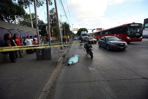 Tropieza y muere arrollado por autobús Tropieza y muere arrollado por autobús