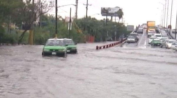 Lluvias afectan a 300 familias de Monterrey