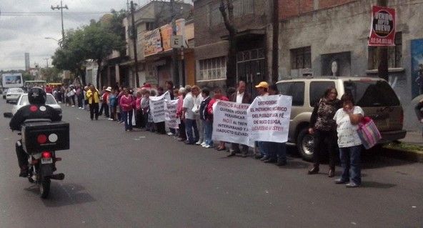 Vecinos de Álvaro Obregón protestan contra Tren México-Toluca Vecinos de Álvaro Obregón protestan contra Tren México-Toluca
