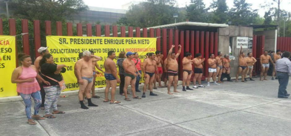 En calzoncillos se manifiestan en San Lázaro En calzoncillos se manifiestan en San Lázaro