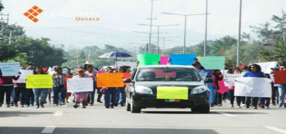 Marchan familiares de policías paristas en Oaxaca Marchan familiares de policías paristas en Oaxaca