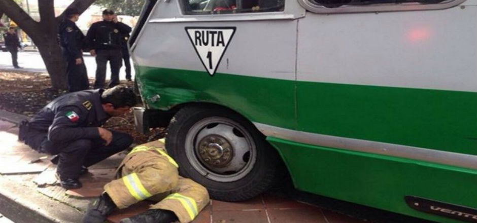 Choca microbús y deja dos lesionados Choca microbús y deja dos lesionados