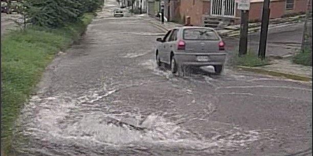 Reportan fuga de agua en avenida Alfonso Reyes en Monterrey Reportan fuga de agua en avenida Alfonso Reyes en Monterrey