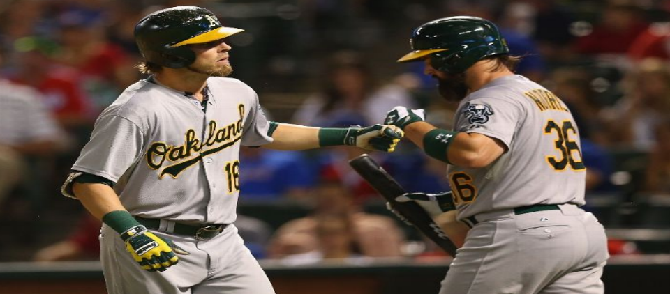 Atléticos ganan en Texas y se acercan al comodín