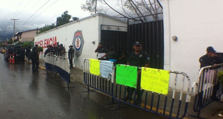 Policías de Oaxaca toman instalaciones de la SSP estatal