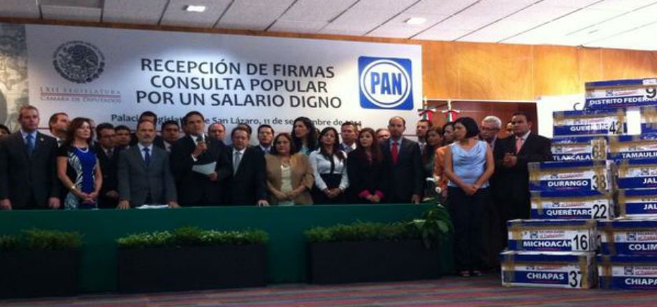 Gustavo Madero entrega firmas para consulta de salario digno Gustavo Madero entrega firmas para consulta de salario digno